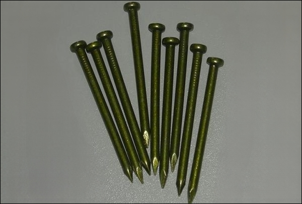 Concrete nails, yellow color (RAL 1016), C45 steel, diamond point, flat head, smooth shank.